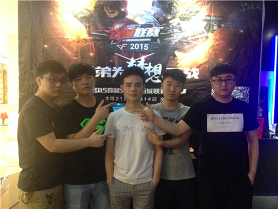 Top Esports vs LGD Gaming 资格生死战首发阵容：双方均为主力选手， 369 选择单挑 Sasi 。