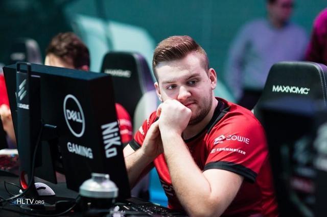 试试徐秀的40厘米剑！ Zeus 杰斯无力挽救局面， Dplus KIA 在水龙的帮助下赢得了第一场比赛